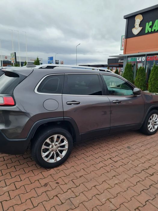 Jeep Cherokee Maina foarte bine intretinuta.