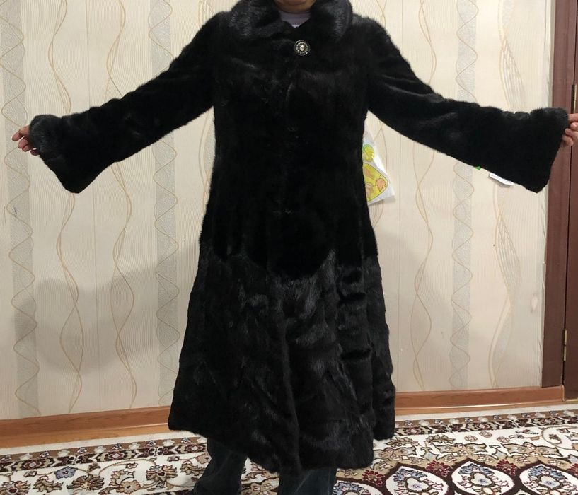 Продаётся женская шуба, чёрный бриллиант, в отличном состояние.
