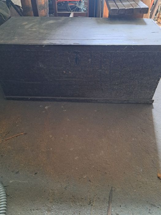 Голям стар дървен сандък