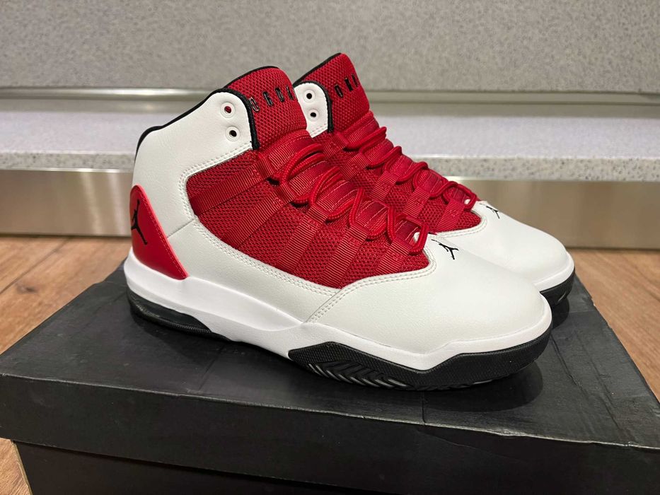 ОРИГИНАЛНИ ***  Nike Air Jordan Max Aura  White/Black/Gym Red