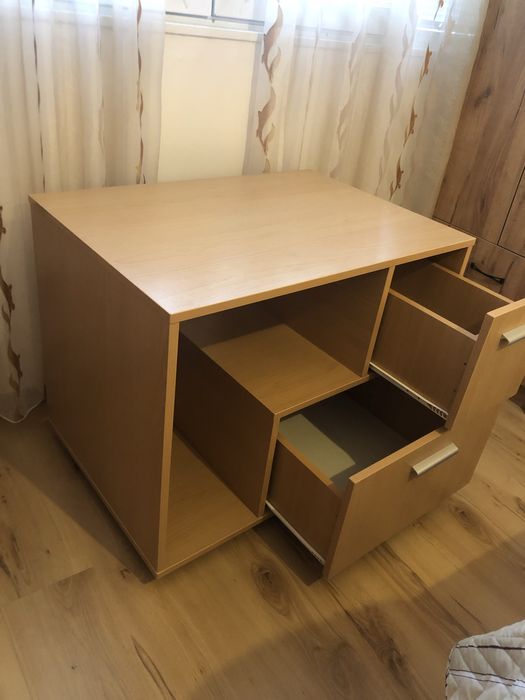 Помощна маса/ бюро на колелца