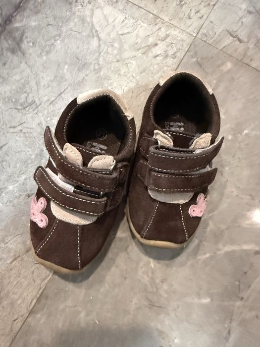 Продавам детски обувки номер 23