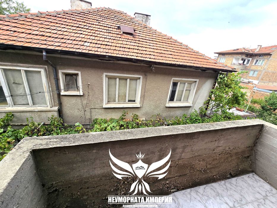 Продавам четириетажна къща РЗП 324кв с 276кв двор гр.Асеновград Изток