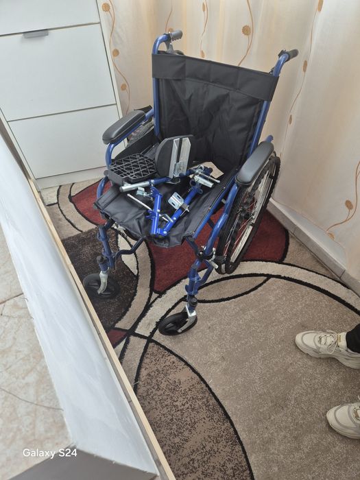 Vind scaun cu rotile nou cu diferite accesorii