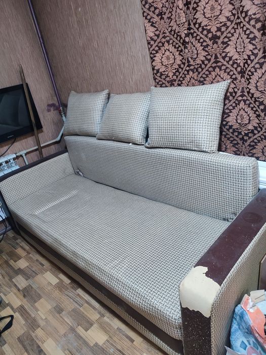 Отдам бесплатно диван с подушками