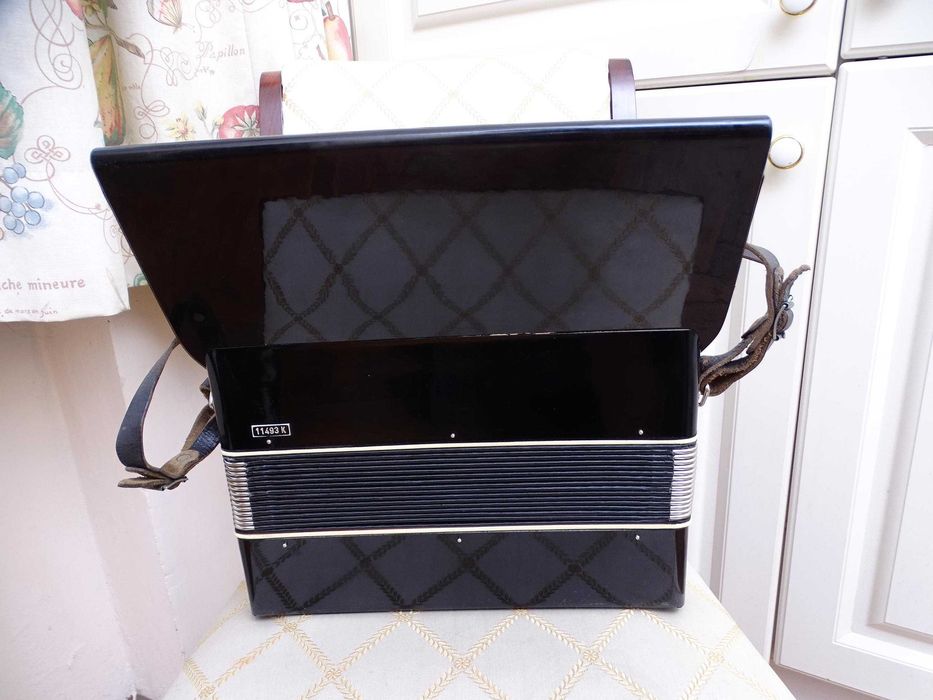 Много запазен стар акордеон Велтмайстер 12 баса