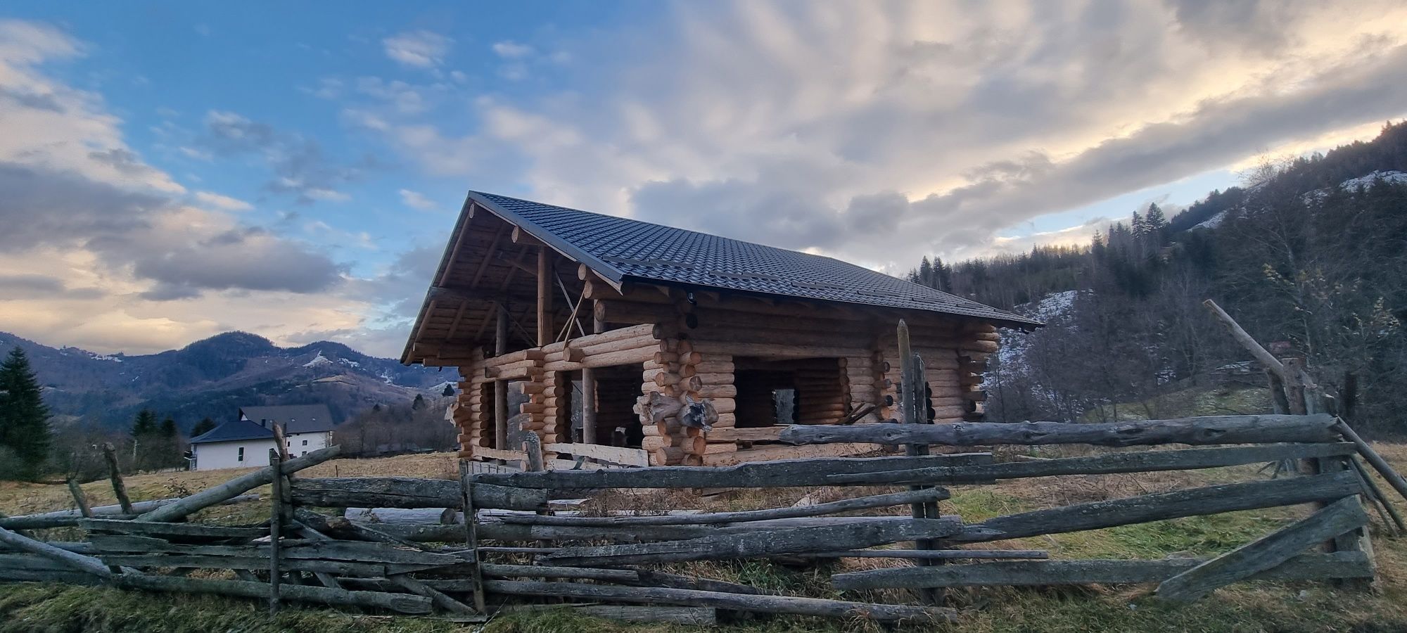 Vând cabana din lemn rotund cu teren în Vama Bucovina