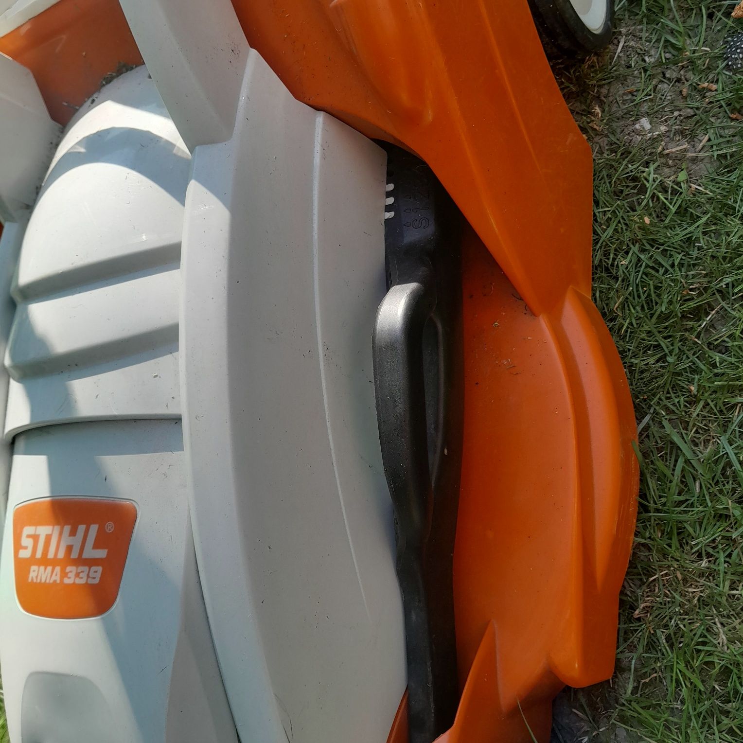 STIHL-mașină de tăiat iarba RMA339 corpul aproap noua,ff.puțin folosit