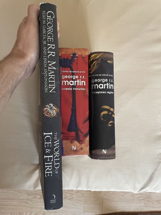 Carti cartonate din seria “Urzeala Tronurilor”