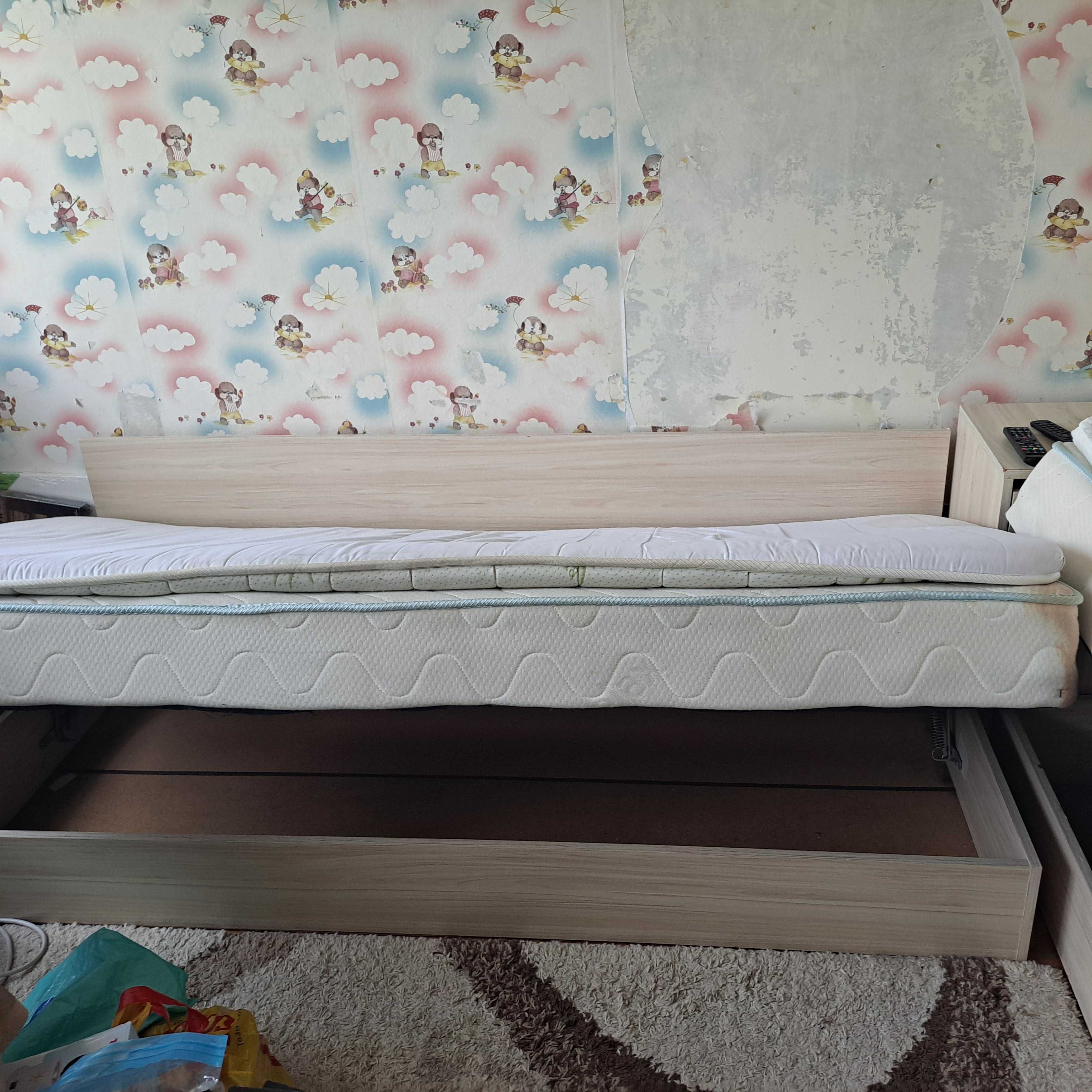 Продавам ъглови легла и ракла