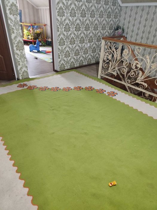 Продам ковер зелёный