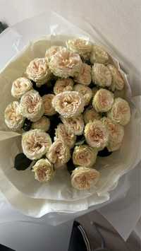 Цветы свежые(белые кустовые розы)