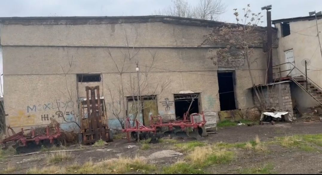 Кибрайский р-н!Про-ся 90-соток не жилой земельный участок в доль дорог