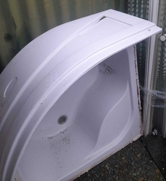 Cadita dus cu geamuri de sticla