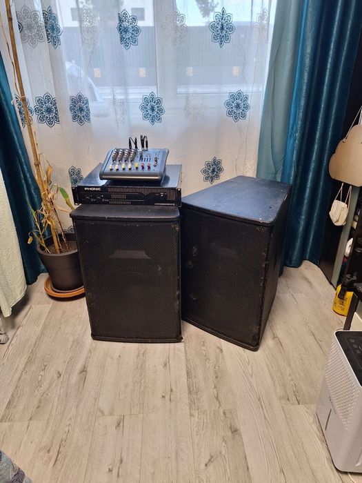 Vând urgent doua boxe cu statie si mixer