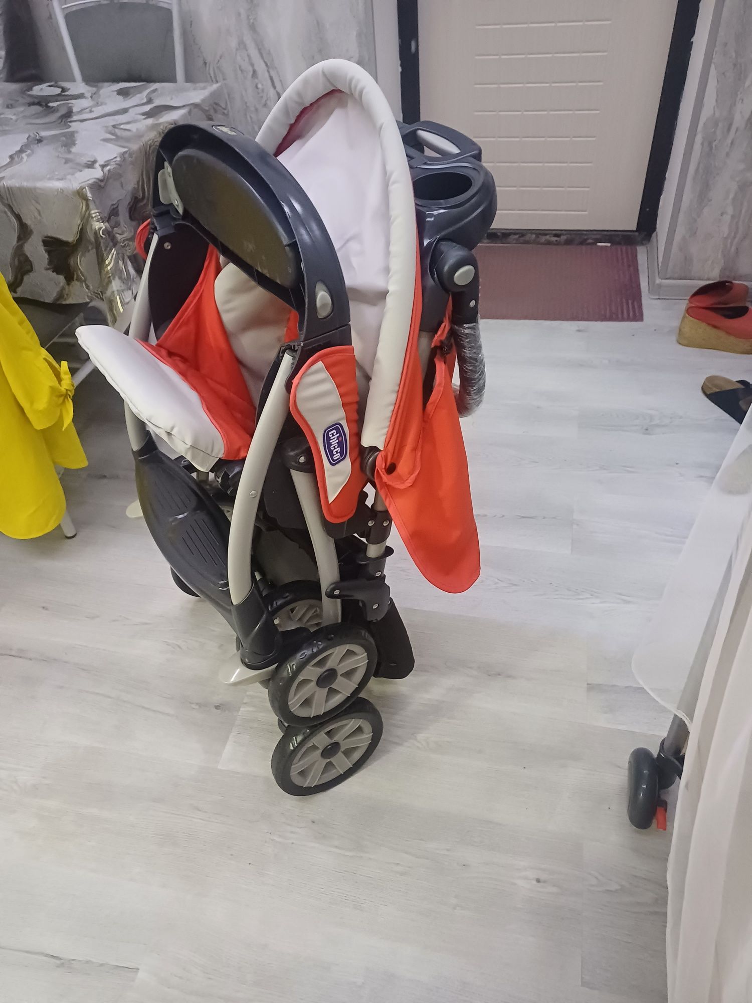 Продаётся фирменный коляска chicco