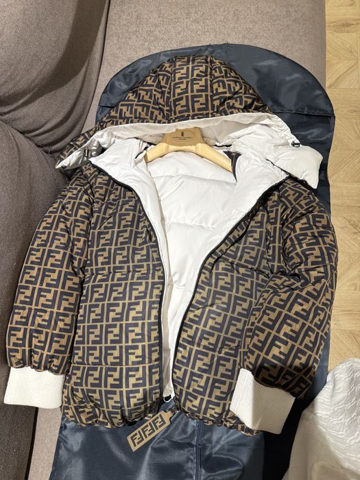 Продам куртку Фенди , двухсторнняя