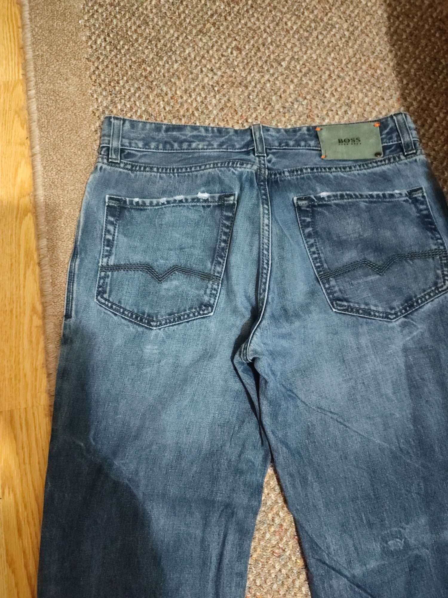 Blugi Hugo Boss pret 60 lei