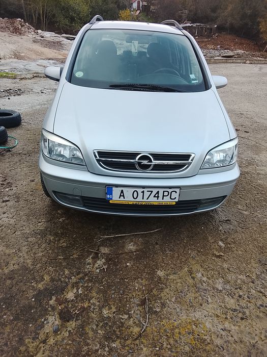 Продавам Опел Зафира