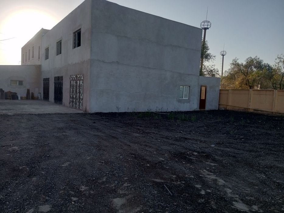 Нотурар бино сотилади