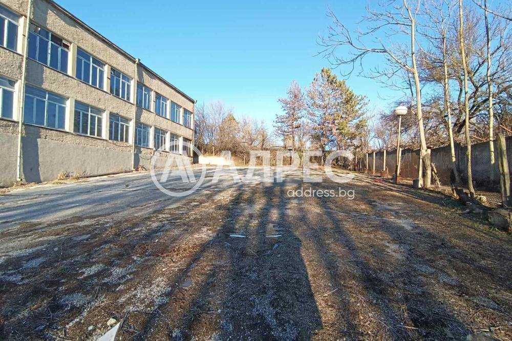 Продава се Промишлена сграда в Разград, Център - 2630 кв.м за 137 €/кв.м - Снимка #2