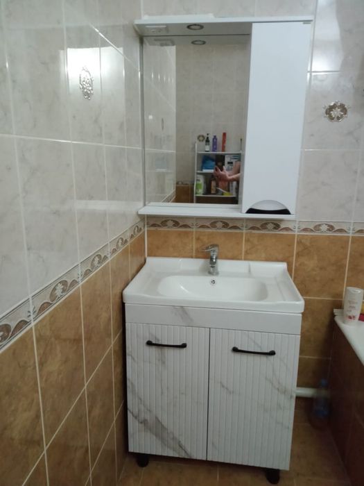 Раковина с зеркалом для ванны