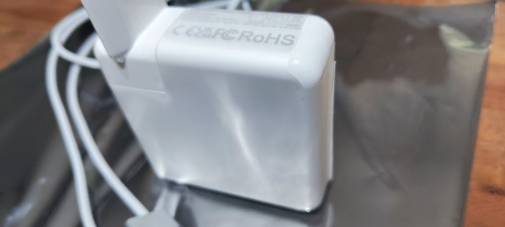 Продавам ново зарядно за MacBook -  96 W USB C MagSafe 3