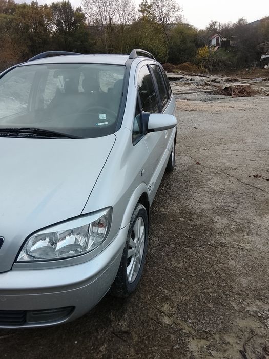 Продавам Опел Зафира