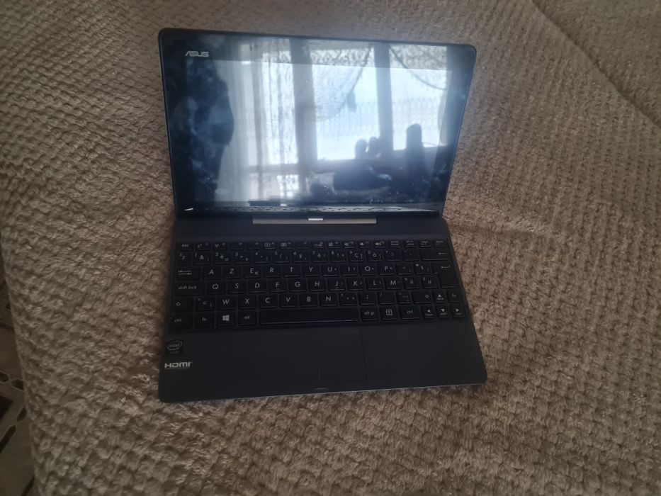 Asus лаптоп-таблет 10-инчов