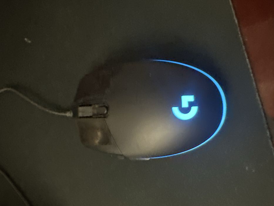 Почти новая мышка , использовал месяц , акуратно