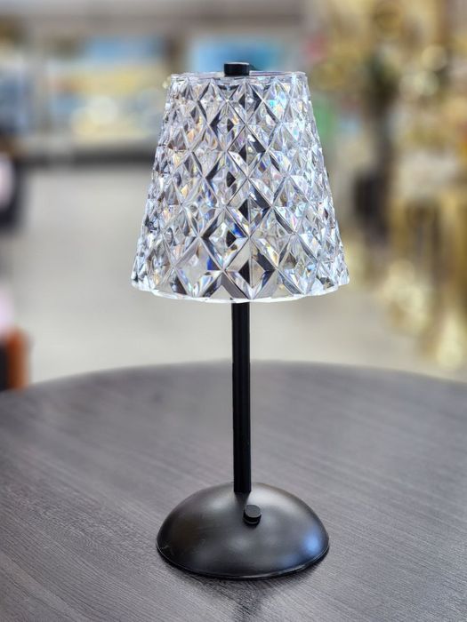 Настольная лампа с стеклянным абажуром и основой в золотом цвете