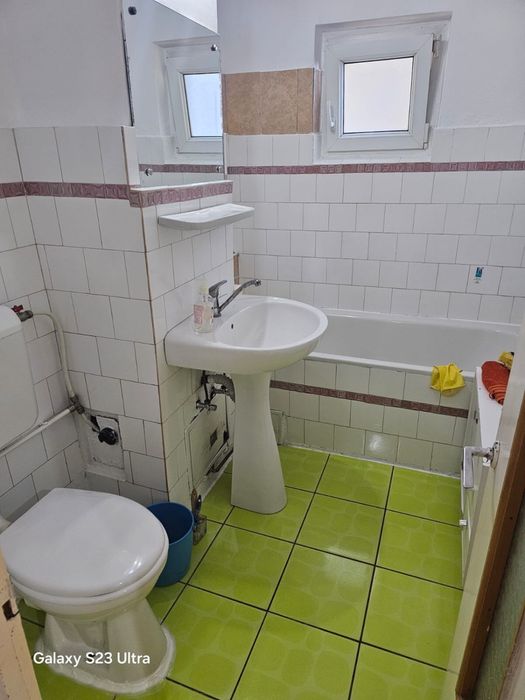 Proprietar inchiriez apartament 3 camere, decomandat, situat central i