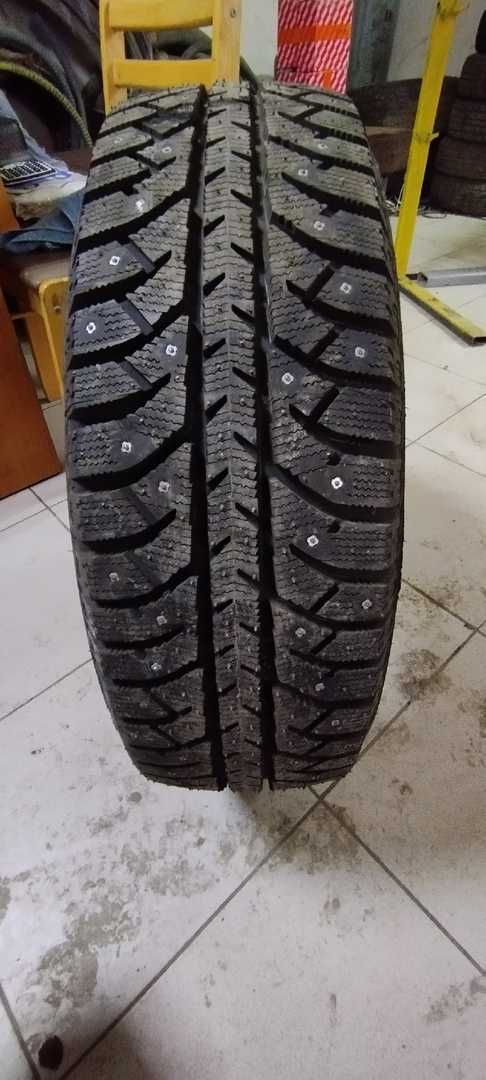 Продам зимнюю резину Вridgestone 225/70 r16 (одно колесо)