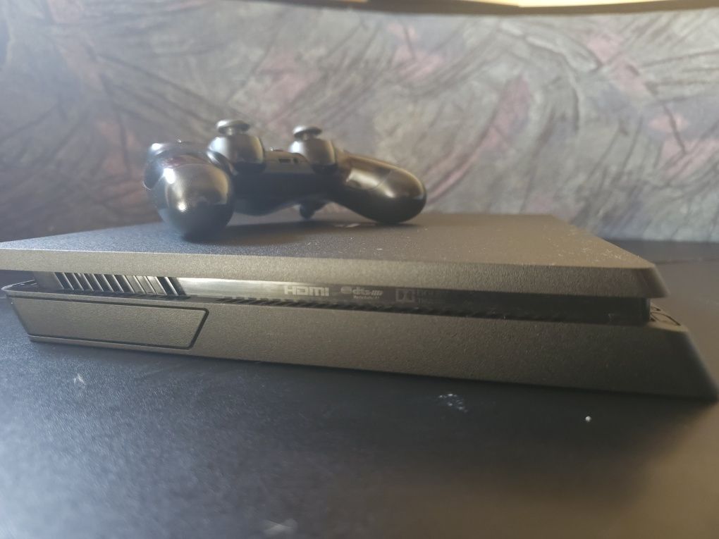 PS4 slim 1TB Продава се поради наличието на PS5