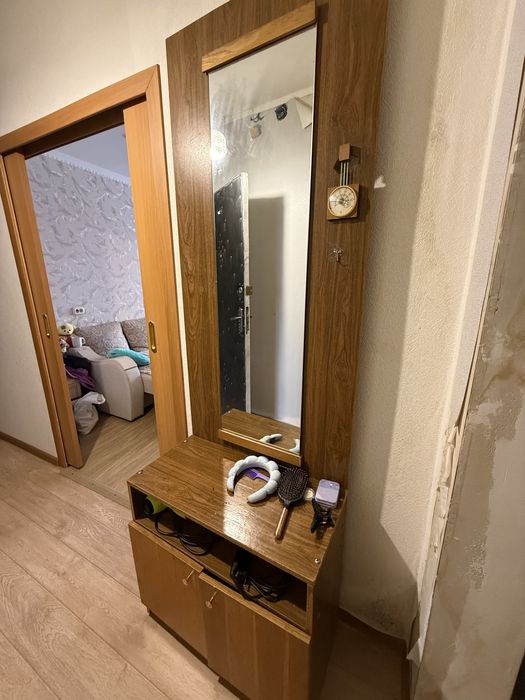 Продам Тумбочку с зеркалом