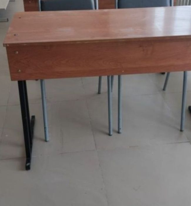 Срочно продаётся парта и столы для офиса