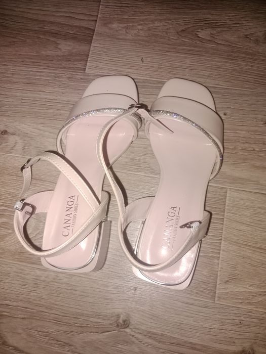 Продам сандалии 35 размер за 7 500