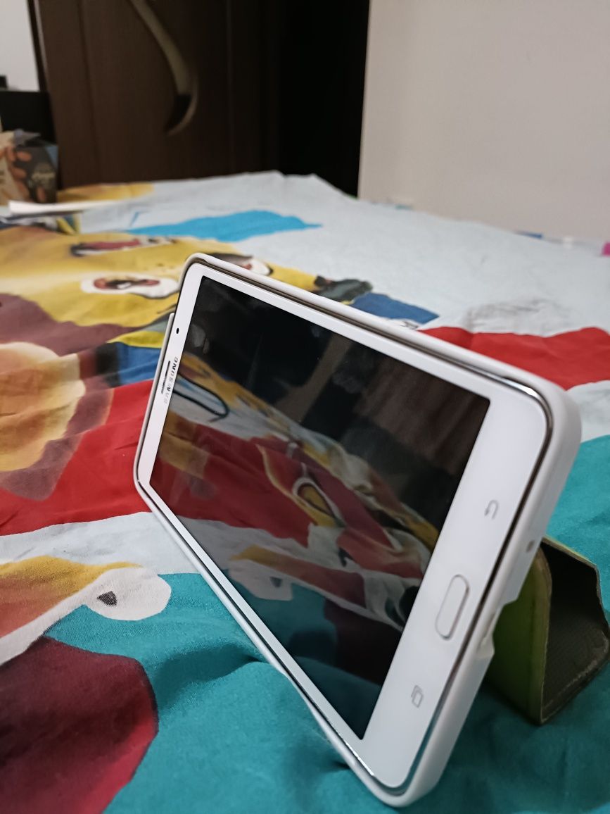 Vând tableta Samsung Galaxy TAB 4 t-235.