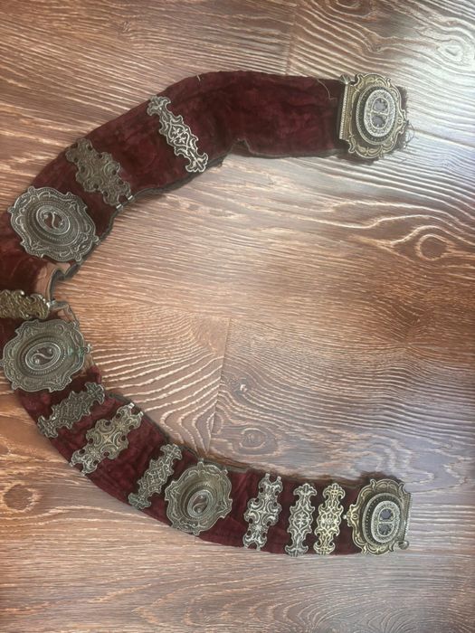 Пояс ручной работы с золотым напылением