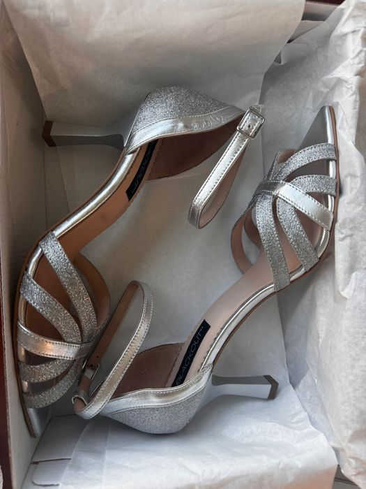 Vand sandale pe comanda