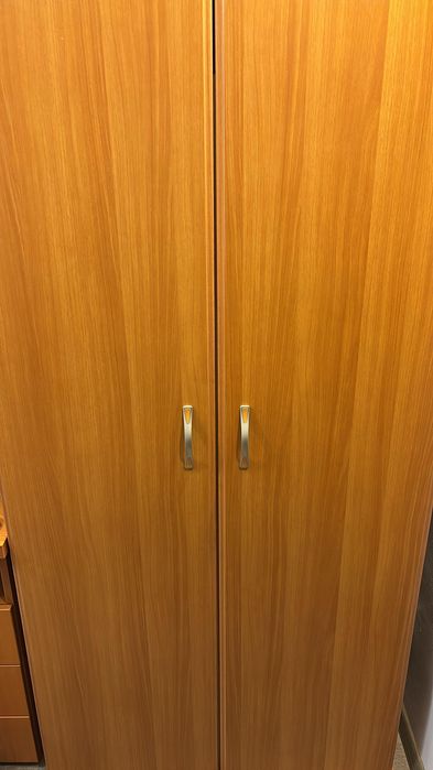 De vânzare bibliotecă și dulap.