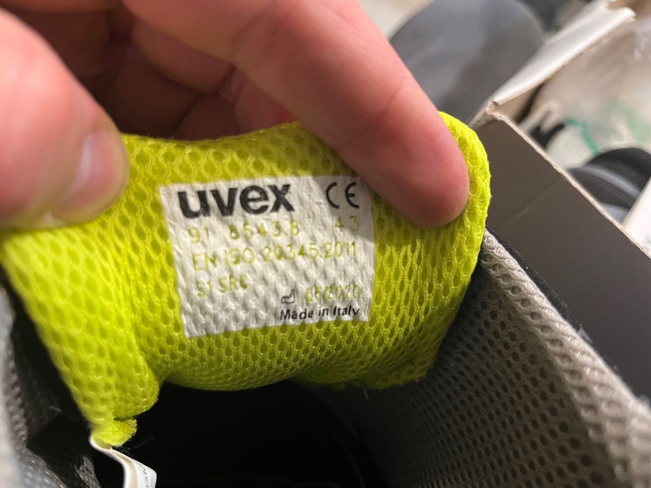 Vând Pantofi de protecție, 43, cu perforatii uvex 1 85438 S1 SRC ESD