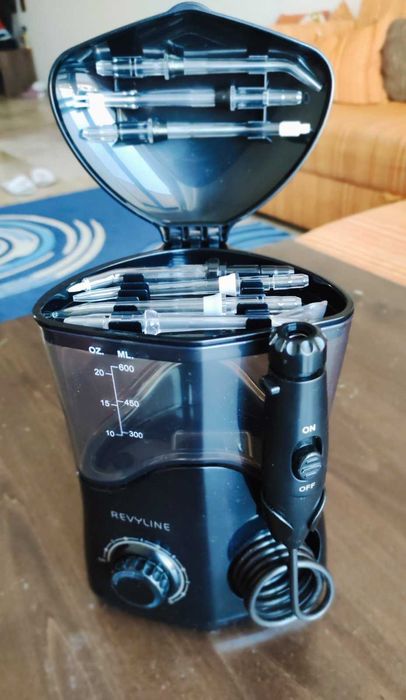 Зъбен душ Revyline RL 100 Black , орален иригатор за цялото семейство