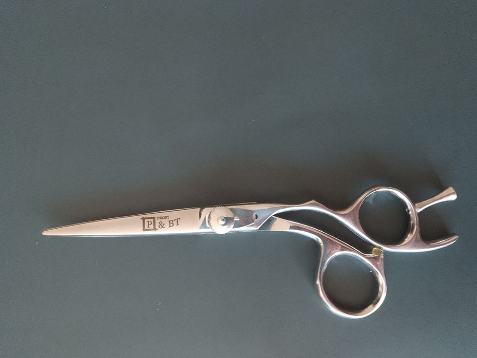 Vând foarfecă de tuns nouă P&BT