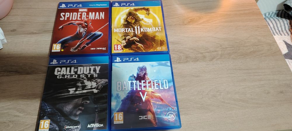 Vând jocuri de PS4 și ps vita