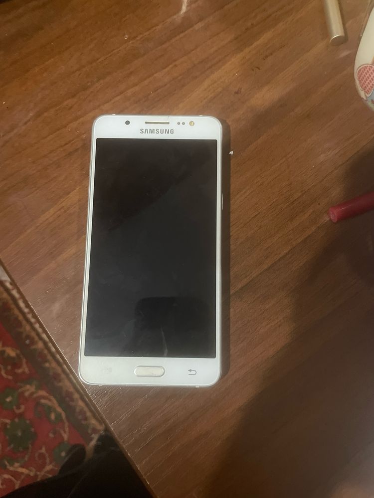 Telefon j 5 sotiladi