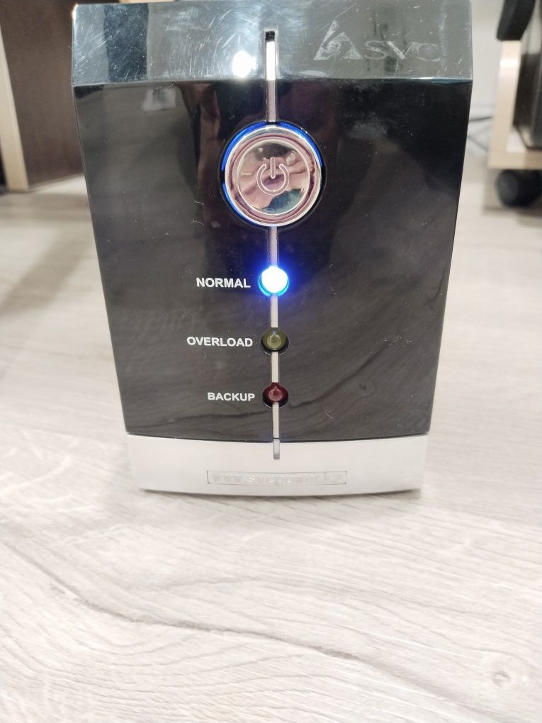 Продается источник бесперебойного питания SVC V-800-F