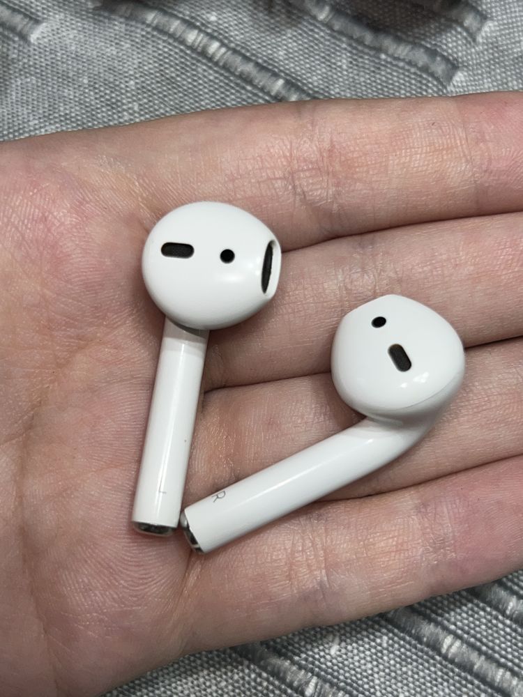 Apple AirPods 2 с дефектна лява слушалка