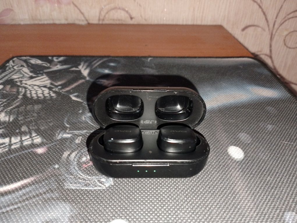 Bluetooth наушники, заряд держат долго