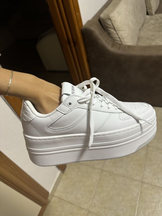 Обувки с висока платформа Guess